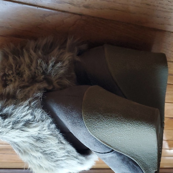 3 inch wedged boots with fur - Picture 4 of 7
